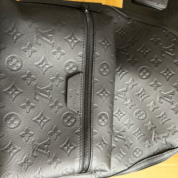 LV DISCOVERY BACKPACK. Have box , bag and receipt. - Picture 2 of 8